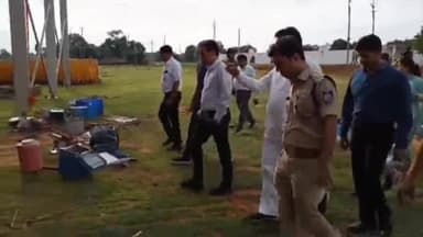 जतारा: बेरवार गांव में पुलिस अधीक्षक रोहित कस्बानी ने सीएम की सभा स्थल का किया निरीक्षण, जतारा विधायक रहे मौजूद