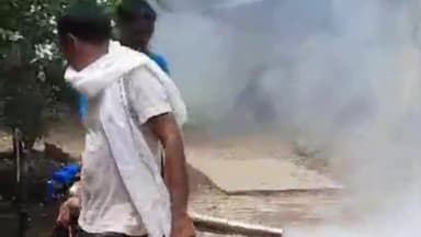 उतरौला: ग्राम पंचायत चिचुहड़ी संहगहिया मैं संचारी रोग के चिन्हित धनात्मक रोगी मिलने से गांव में कराई गई फागिंग