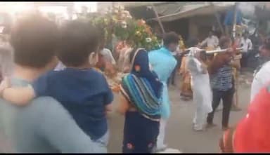 हाथरस: गोपेश्वर महादेव के भक्तों ने पूरे सदर क्षेत्र में नाचते गाते हुए निकाली गोपेश्वर महादेव की पालकी