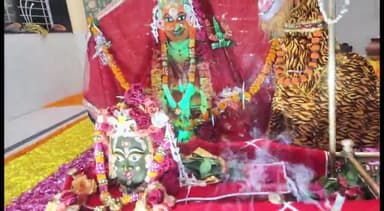 मनकामेश्वर महादेव मंदिर में हुआ विशेष श्रृंगार, बड़ी संख्या में दर्शन करने पहुंचे श्रद्धालु।