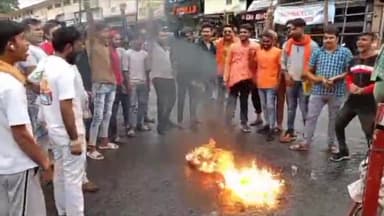 सोहागपुर: हरियाणा में शोभायात्रा के दौरान हुए विवाद के विरोध में नगर के गांधी चौक पर बजरंग दल ने किया पुतला दहन