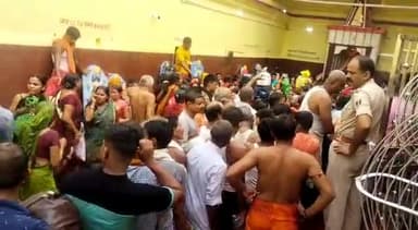 राजगीर: राजगीर में आयोजित मलमास मेले के मौके पर कुंड में स्नान करने को लेकर उमड़ी श्रद्धालुओं की भीड़