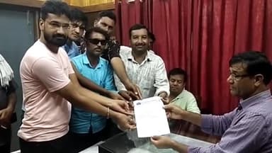 सरदारशहर: चूरू जाने वाली सड़क की जल्द निर्माण की मांग को लेकर बस ऑपरेटरों ने उपखंड कार्यालय पर उपखंड अधिकारी को दिया ज्ञापन