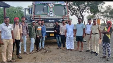 समुद्रपूर: जाम चौरस्ता येथे ३५ जनावरांची तस्करी करणारा ट्रक बजरंग दलाच्या कार्यकर्त्यांनी पोलिसांच्या मदतीने पकडला