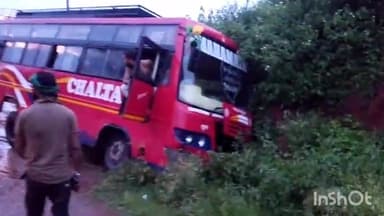 बतौली: बतौली के नदी पारा में महामाया एक्सप्रेस बस  दुर्घटना ग्रस्त, बाल बाल बचे सवार