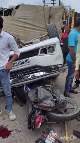 *सिकंदरा क्षेत्र के अंतर्गत आत्माराम महिंद्रा के शोरूम के सामने ट्रक की चपेट में आने से तीन लोग हुए गंभीर रुप से घायल।*