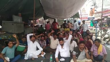 अम्बाला: सुषमा स्वराज बस स्टैंड के बाहर रोजगार के स्थान को लेकर रेहड़ी फड़ी वालों का धरना प्रदर्शन आज भी रहा जारी