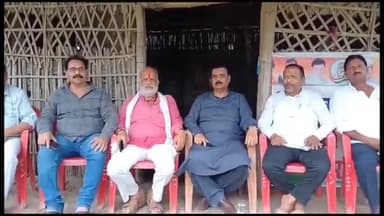 अररिया: टाउन हॉल स्थित गांधी आश्रम में पूर्व विधायक सह कांग्रेस जिलाध्यक्ष ने कार्यकर्ताओं के साथ की बैठक