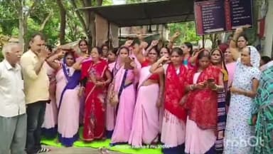 डुमरांव: डुमरांव अनुमंडल के विभिन्न अस्पतालों में धरने पर बैठी आशा कार्यकर्ताओं की मांगो को बुलंद करने पहुंचे माले नेता