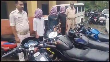 हज़ारीबाग: कोर्रा थाना पुलिस ने कॉलेज मोड़ से तीन अभियुक्त को मोटरसाइकिल चोरी के मामले में किया गिरफ्तार