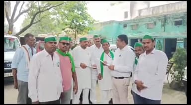 नौगावां सादात: भाकियू लोकशक्ति के कार्यकर्ताओं ने तहसील परिसर में SDM को सौंपा ज्ञापन, मासिक बैठक में अधिकारियों को बुलाने की मांग