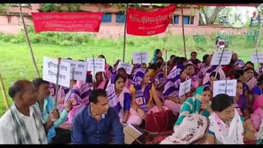 बगहा: बगहा में अनिश्चितकालीन हड़ताल पर गई आशा कार्यकर्ता