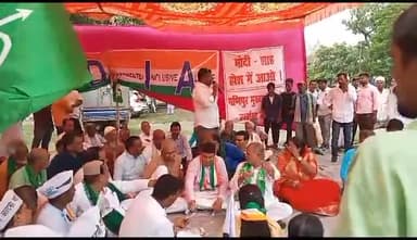 इंडियन नेशनल डेवलपमेंट इनक्लूसिव अलायन्स (I.N.D.I.A) के घटक दलों के द्वारा एक दिवसीय जिला कोडरमा में धरना को संबोधित करते हुवे #कांग्रेस_नेता_सईद_नसीम