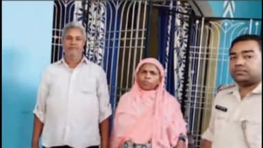 चौपारण: 7 साल से फरार आरोपी के घर चौपारण पुलिस ने चिपकाया इश्तेहार।