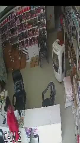 कानपुर: जूही में एक दुकान से चोर ने किया मोबाईल चोरी, घटना सीसीटीवी में हुई कैद
वीडियो सोशल मीडिया पर हुआ वायरल