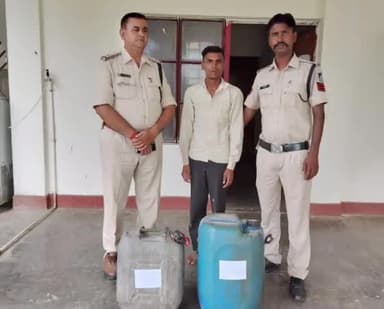 देवसर: शासन चौकी पुलिस ने हाथ से बनी अवैध शराब के साथ एक आरोपी को ग्राम गड़हरा के पास से किया गिरफ्तार