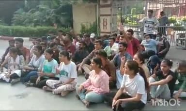 कुलपति आवास के बाहर धरनारत B.Voc. के छात्रों को BHU प्रशासन ने थमाई नोटिस, शाम तक धरने से हटने की दी चेतावनी