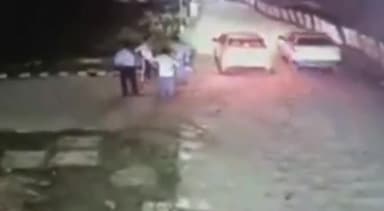 गाज़ियाबाद: वेबसिटी थाना क्षेत्र के सेक्टर 2 में प्रॉपर्टी कारोबारी को दबंगों द्वारा पीटने का वीडियो सोशल मीडिया पर हुआ वायरल