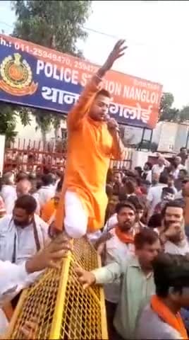 सरेआम ये आतंकी थाने के  सामने हिन्दू  राष्ट्र की बात कर रहा है जोकि संविधान विरोधी है।