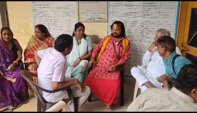 अलवर: नगर निगम बनने पर पहुंचे कांग्रेसी, कॉन्ग्रेस नेता बीना गुप्ता के लिए चेंबर नहीं खुल रहा, 3 दिन से कुर्सी लगाकर बैठी