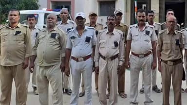 मेजरगंज: चौकीदारों ने मेजरगंज थाने में काला बिल्ला लगाकर किया काम, जताया विरोध