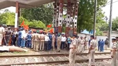 पटना ग्रामीण: लोहार समाज के लोगों ने पटना के सचिवालय हाल्ट पर रेल ट्रैक को जाम कर अपनी जाति को एसटी में शामिल करने की मांग की