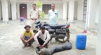 अलवर: अलवर शहर आबकारी थाना पुलिस ने हथकढ़ शराब के मामले में दो आरोपियों को किया गिरफ्तार।