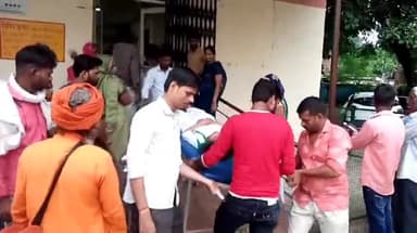 इटावा: पीएसी गेट के सामने स्कूली छात्रा को तेज रफ्तार कार ने मारी टक्कर जिला अस्पताल में उपचार जारी