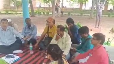 झांसी: रानी लक्ष्मीबाई की तलवार व वस्त्र ग्वालियर से वापस लाने के लिए समाजसेवी व पत्रकारों की बैठक रानी लक्ष्मीबाई पार्क में..