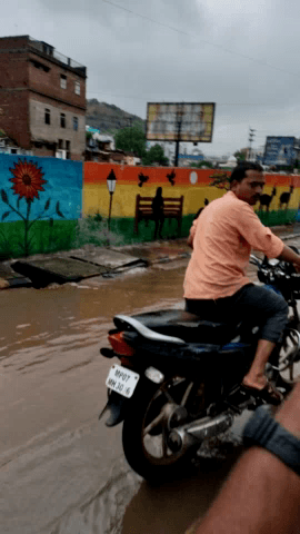 थोड़ी सी बरसात के कारण ही हमारे शहर की सड़कें भर जाती हैं l
#gwaliorियर