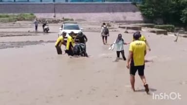 नरेन्द्रनगर: कुनाऊ गांव के पास बीन नदी में फंसी दंपति की बाइक, देवदूत बने SDRF के जवान