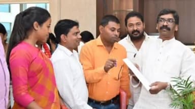 हज़ारीबाग: विधायक अंबा प्रसाद के नेतृत्व में झारखंड राज्य स्टेट सहायक अध्यापक समन्वय समिति ने मुख्यमंत्री हेमंत सोरेन से की मुलाकात