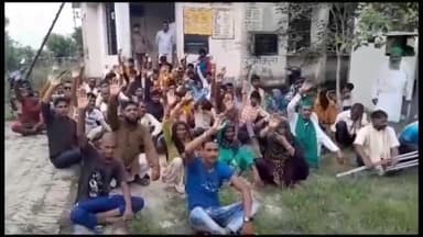 हसनपुर: सिमथला के ग्रामीणों ने बिजली की समस्या को लेकर रहरा बिजली घर पर किया धरना प्रदर्शन