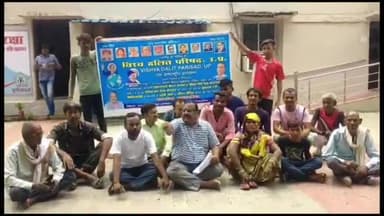 रायबरेली: इब्राहिमपुर प्राथमिक विद्यालय की प्रधानाचार्य व शिक्षामित्र की हिटलर शाही से परेशान परिजन डीएम के कार्यालय में दिया धरना