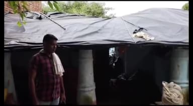 नौगावां सादात: गांव मिठनपुर कला में बारिश के चलते गिरी मजदूर के मकान की छत