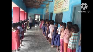 गोगरी: मध्य विद्यालय लक्ष्मीपुर में छात्र एवं छात्रा  बिना ड्रेस के ही  विधालय में प्राथना के समय अधिक संख्या में नजर आये।