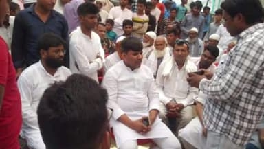 बाजपट्टी: गुरुग्राम हिंसा में मरे मनियाडीह गांव के युवक के परिजनों से मिले बाजपट्टी के विधायक