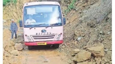 मोरनी: लैंड स्लाइडिंग के कारण मोरनी टिक्कर ताल मार्ग हुआ बंद, हरियाणा रोडवेज की बस फंसी