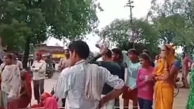 गुनौर: नाली निर्माण न होने के कारण मोहन्द्रा प्रताप पर बीच सड़क पर लोगों ने किया प्रदर्शन