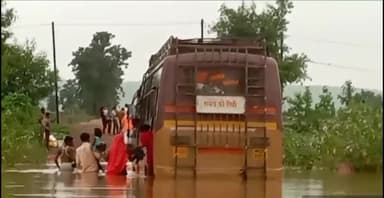देवेंद्रनगर: पन्ना-बृजपुर रोड में जान जोखिम में डाल कर निकल रहे लोग, कगरे की हनुमान जी के पास घंटों लगा रहा जाम