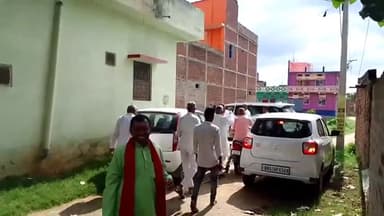 पालीगंज: गौसगंज गांव में पीड़ित जदयू नेता के घर मिलने पहुंचे पूर्व मंत्री श्री भगवान सिंह कुशवाहा