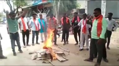 नैनवां: बजरंग दल व वीएचपी कार्यकर्ताओं ने उपखंड अधिकारी कार्यालय के बाहर इस्लामिक आतंकवाद का जलाया पुतला, किया विरोध प्रदर्शन