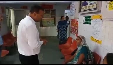 झांसी: जिलाधिकारी ने नगर मजिस्ट्रेट के साथ जिला महिला चिकित्सालय का किया औचक निरीक्षण, दिए आवश्यक दिशानिर्देश