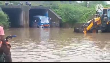 बटियागढ़: बेलखड़ी गांव के पास रेलवे के अंडर ब्रिज में पानी भरने से वाहन चालक हुए परेशान