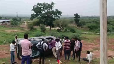 करौली: ससेडी मोड़ गौशाला के पास अनियंत्रित होकर कार पलटने से सवार 2 लोग हुए घायल, स्थानीय लोगों की मदद से पहुचाया अस्पताल