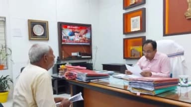 बिहार: डीएम ऑफिस में जनता दरबार में जिलाधिकारी ने 17 आवेदकों की सुनी समस्याएं, संबंधित अधिकारियों को दिए निर्देश