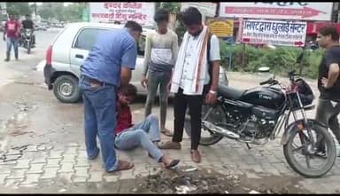 हाथरस: आगरा रोड पर चकलेश्वर बम्बे के पास कार ने बाइक सवार युवक को मारी टक्कर, युवक हुआ गंभीर रुप से घायल