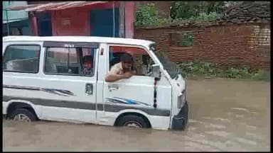 टेहरोली: घुरैया में सड़क पर जलभराव होने से आवागमन हुआ बाधित