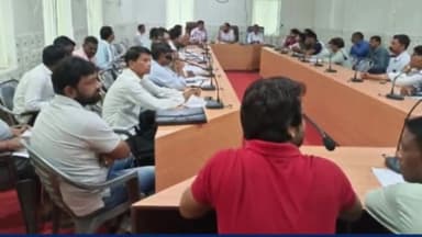 उतरौला: मेरा माटी मेरा देश अभियान की तैयारी को लेकर बीडीओ की अध्यक्षता में उतरौला के विकास खंड सभागार में बैठक की गई आयोजित