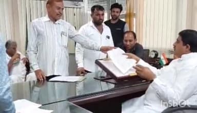 पोकरण: क्षेत्रीय विधायक व कैबिनेट मंत्री सालेह मोहम्मद ने जयपुर आवास पर प्रदेश भर से आए लोगों की सुनी समस्याएं